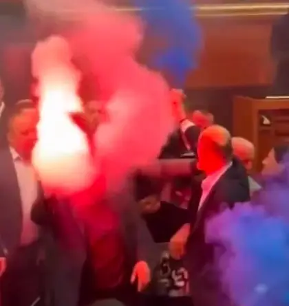 ВИДЕО: Хаос во парламентот на Албанија, пратеници запалија димни бомби – Се бара оставка од Еди Рама