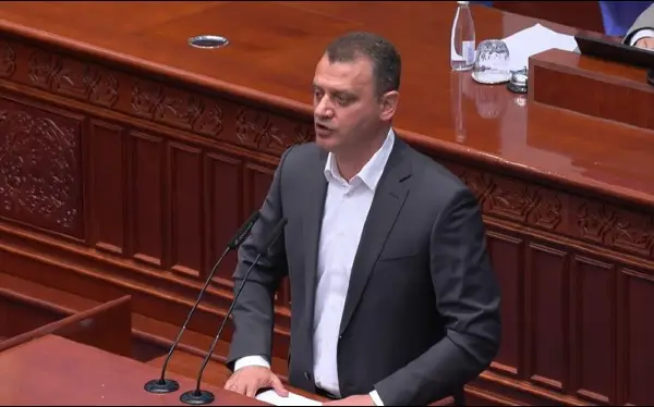 (Видео) Трајчулески до Мицкоски: Како гарантирате контрола врз границите по бегствата и случајот со петте тони дрога