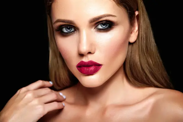 „Blurred skin“ наместо стаклен сјај: Зошто лицето повторно изгледа помеко, а не целосно мат
