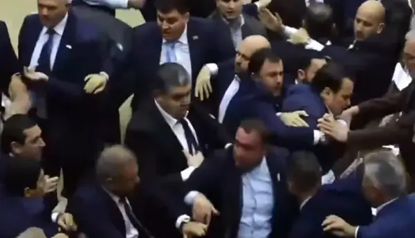 📽️ ЛЕТАА СТОЛОВИ, ТУПАНИЦИ И КЛОЦИ ВО ЕРМЕНСКИОТ ПАРЛАМЕНТ Масовна тепачка меѓу власта и опозицијата ја прекина седницата