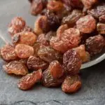 (Рецепт) Со вода и суво грозје ги исфрлaте сите отрови од телото за четири дена