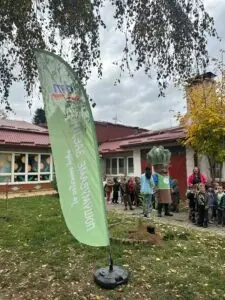 Нова учебна година, нови зелени приказни: dm засади 264 садници во градинка и училиште во Битола