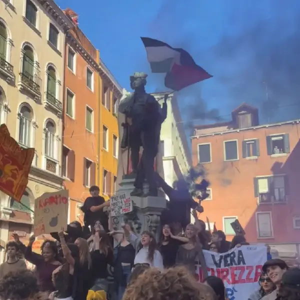 (Видео) Масовни протести низ Италија против поскапувањата и зголемувањето на воените трошоци