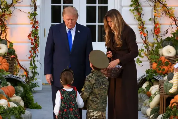 Доналд и Меланија Трамп даваа слатки во Белата куќа- момче се појави во руска униформа (ВИДЕО)