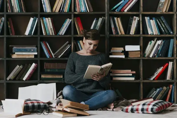 Може ли читањето книги да помогне во намалувањето на стресот и чувството на осаменост?