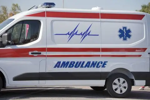 Автомобил влета во двор кај Трубарево, двајца повредени