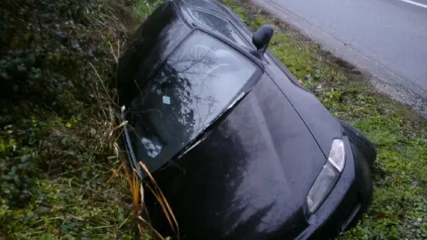 Автомобил излетал од автопатот кај Трубарево и завршил во двор на куќа - двајца се тешко повредени