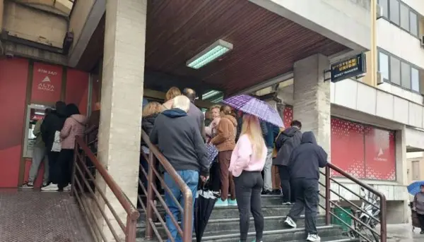 ГИ СЛЕДИМЕ РИЗИЦИТЕ ОД СОПСТВЕНИЧКАТА ПОВРЗАНОСТ НА „АЛТА БАНКА АД БИТОЛА“ СО БАНКАТА ВО СРБИЈА, ВЕЛАТ ОД НАРОДНА БАНКА, ДОДЕКА ПРЕД БИТОЛСКАТА ЕКСПОЗИТУРА СЕ ПРАВАТ РЕДИЦИ ОД КЛИЕНТИ