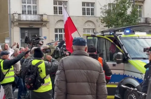 Полска: Приведен маж со нож и пиштол плашливец на протестот пред Уставниот суд