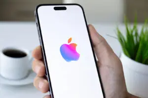 Поранешен вработен премина од OpenAI во Apple, при што со себе зеде 100 тајни фајлови