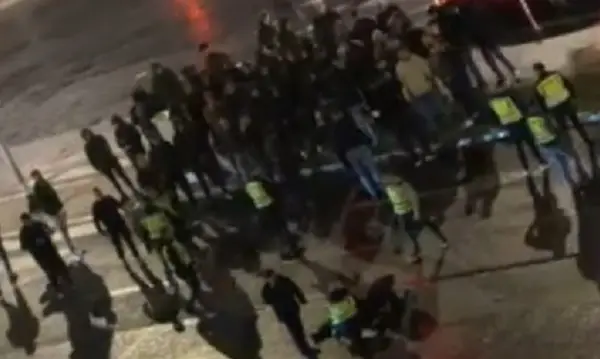 (ВИДЕО) Тепачка пред СЦ „Јане Сандански“, еден повреден пренесен со Брза помош