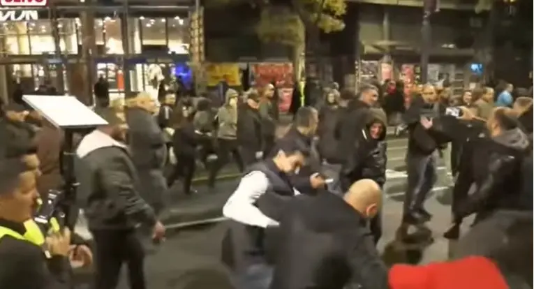 (ВИДЕО) Немања Шаровиќ нападнат во Белград: „Пи*ко усташка“
