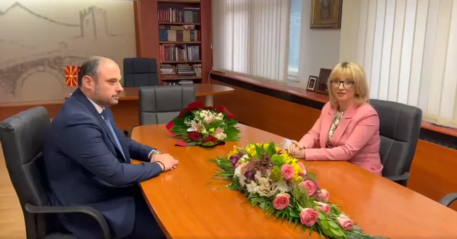 Со букет цвеќе Ѓорѓиевски ја испрати Арсовска и ја презема градоначалничката функција