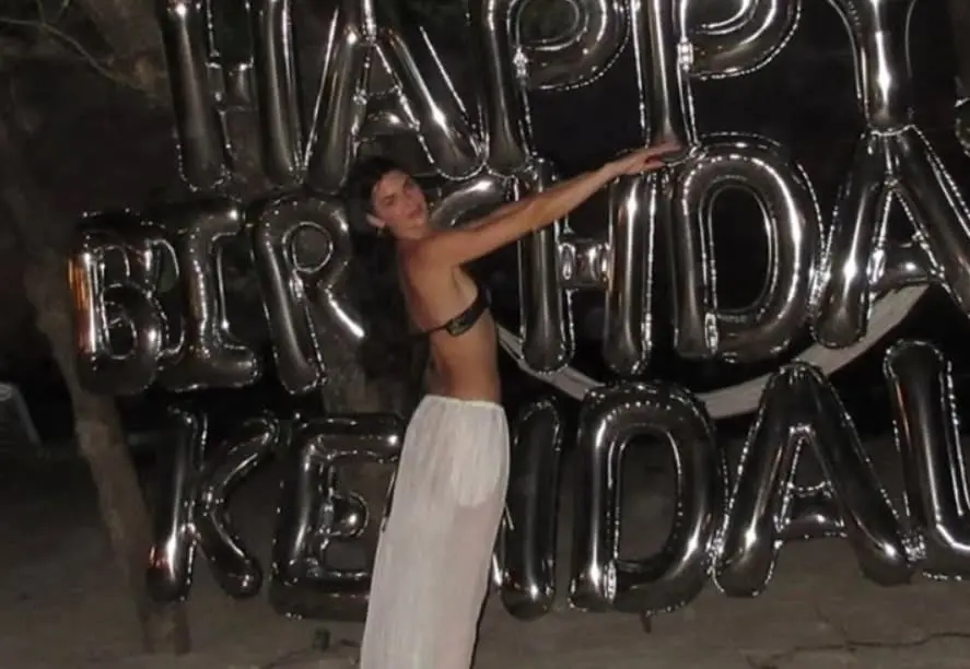 Кендал Џенер позира сосема гола на својот 30. роденден (ФОТО)