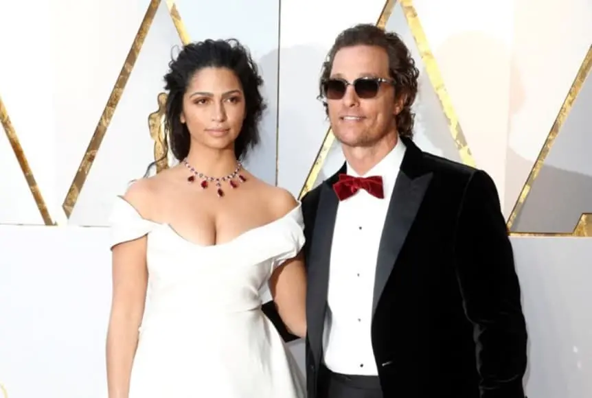 Сопругата на Метју Меконахи објави снимка од него за да покаже како изгледа без маица (ФОТО)