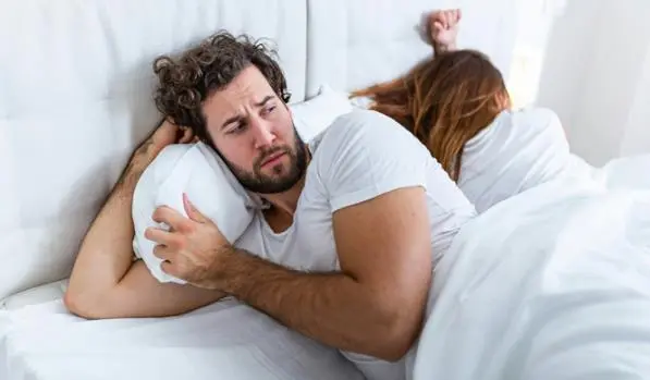 Четири знака кои откриваат дека партнерот повеќе не е заинтересиран за врската или бракот