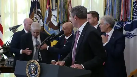 Драма во Белата куќа: Директорот на „Ново Нордиск“ се онесвести пред Трамп во Овалната соба (ВИДЕО)