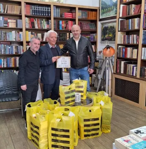 Донација од „Матица македонска“: Книга за секој ученик од Општина Демир Хисар