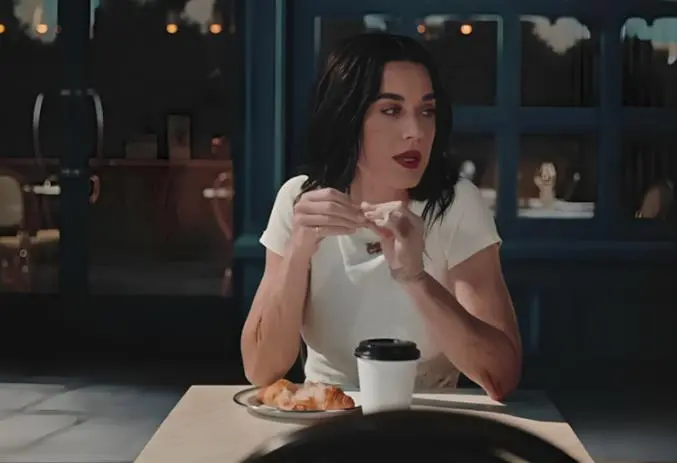 Новата песна на Кети Пери наводно зборува за раскинувањето со Орландо Блум: „Ти беше таму, но не беше“