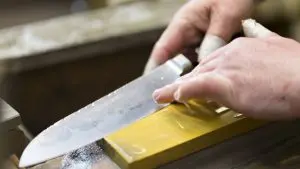Неочекуваниот (и лесен) начин на кој можеме да го наостриме кујнскиот нож