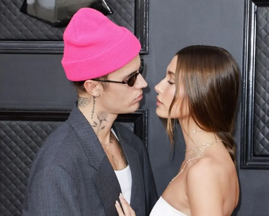 Хејли Бибер позира во мини бикини, сопругот Џастин се јави со коментар (ФОТО)