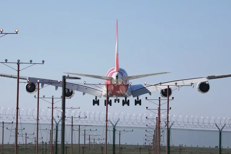 Илјадници летови во САД откажани или одложени поради блокада на владата