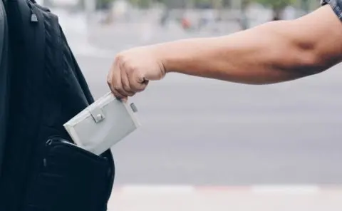 Нападната и ограбена жена на улица во Аеродром