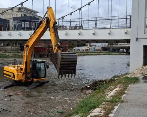 ГЕНЕРАЛКА ЗА ЧИСТЕЊЕ НА СКОПЈЕ: Багери влегоа во Вардар, се чисти коритото на реката, се спроведува најавената акција на Ѓорѓиевски