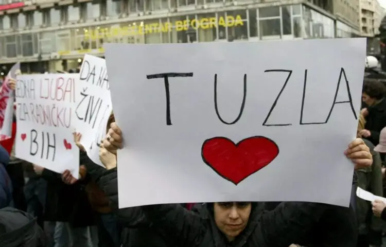 Тузла на улица: оставки по пожарот во Домот и скандалот со малолетнички