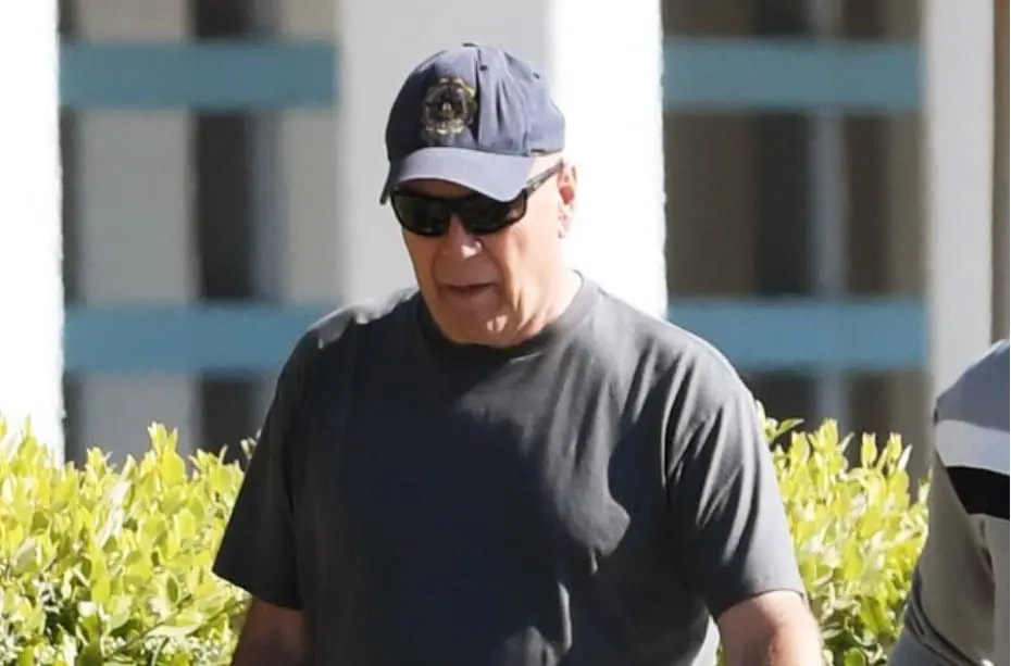 Новите снимки на Брус Вилис ги израдуваа фановите- оди и се смее (ФОТО)