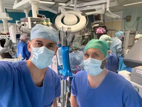 Кардиохирурзите Колев и Џелили на обука во Клиниката за кардиохирургија во Бордо, Франција