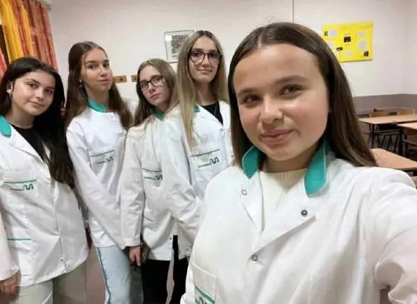 Паметна ракавица за хидратација на телото - иновација на ученици од Медицинското училиште во Битола