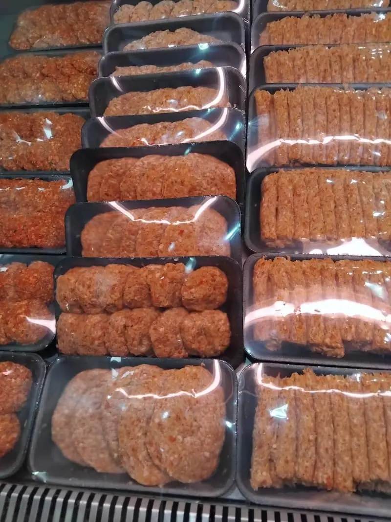 АХВ заплени и уништи 37 тони храна со поминат рок