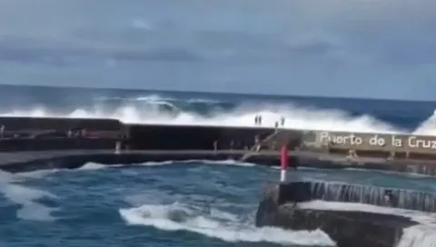 Тенерифе погодено од џиновски бранови: Три лица загинаа, 15 се повредени