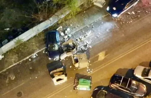 Со БМВ удрил во контејнери и автомобил, па побегнал