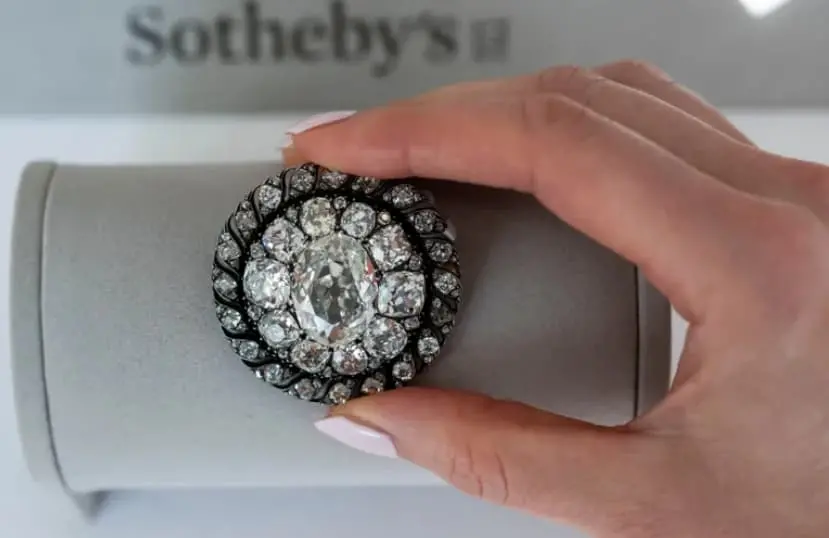 Накитот на Наполеон оди на аукција- еден од дијамантите е проценет на астрономска сума