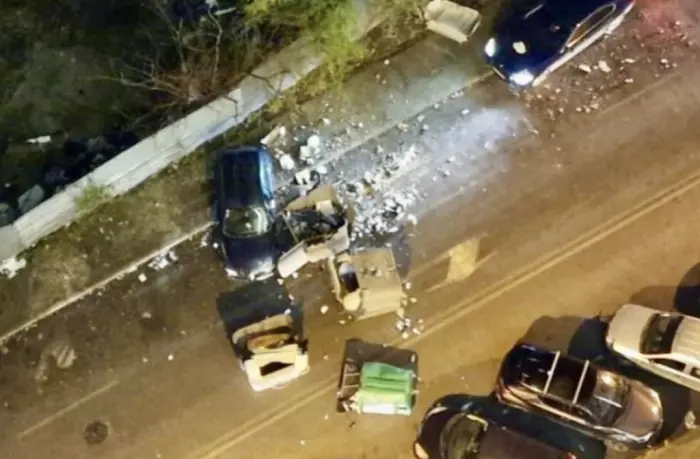 Турски државјанин со возило удрил во контејнери и автомобил – избегал, набрзо полицијата го фатила