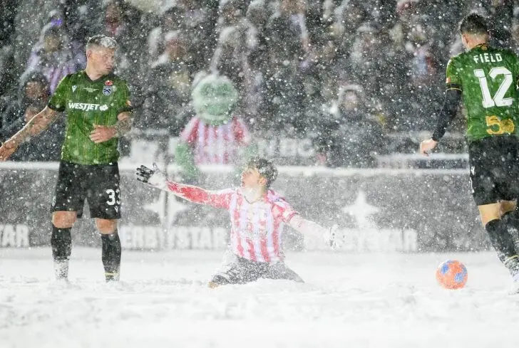 (Видео) Нестварни сцени во Канада – Снег до колена, натпревар на векот и ножичките на Родригез