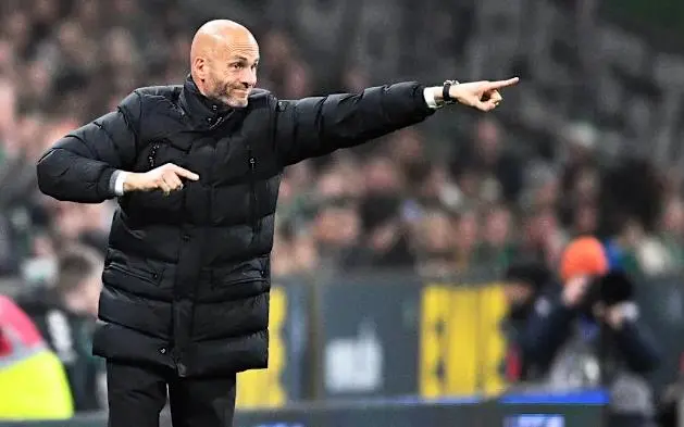 Волфсбург го отпушти тренерот Симонис