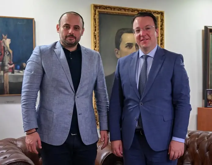 Градскиот воз, набавка на нови автобуси и модернизација на инфраструктурата во Скопје – беа темите на средбата меѓу Ѓорѓиевски и Николоски