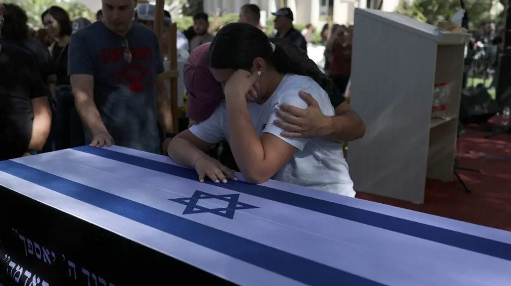Десетици илјади Израелци на погребот на војникот чие тело беше држено во Газа 11 години