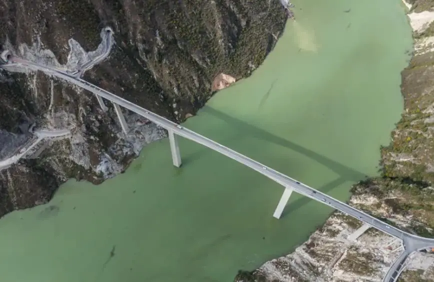 ВИДЕО Катастрофа во Кина: Се урна мост кој неодамна беше отворен