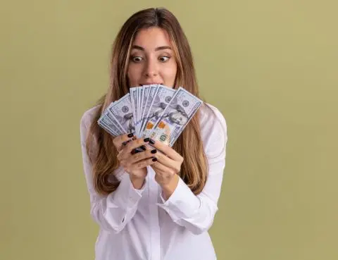 Љубовта им е бонус, а богатството – цел: Хороскопот открива кои жени го одбираат второто!