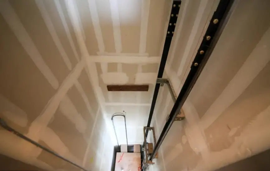 Двегодишно дете пропадна во лифт, шокираниот татко скокна по него (Вознемирувачко видео) 