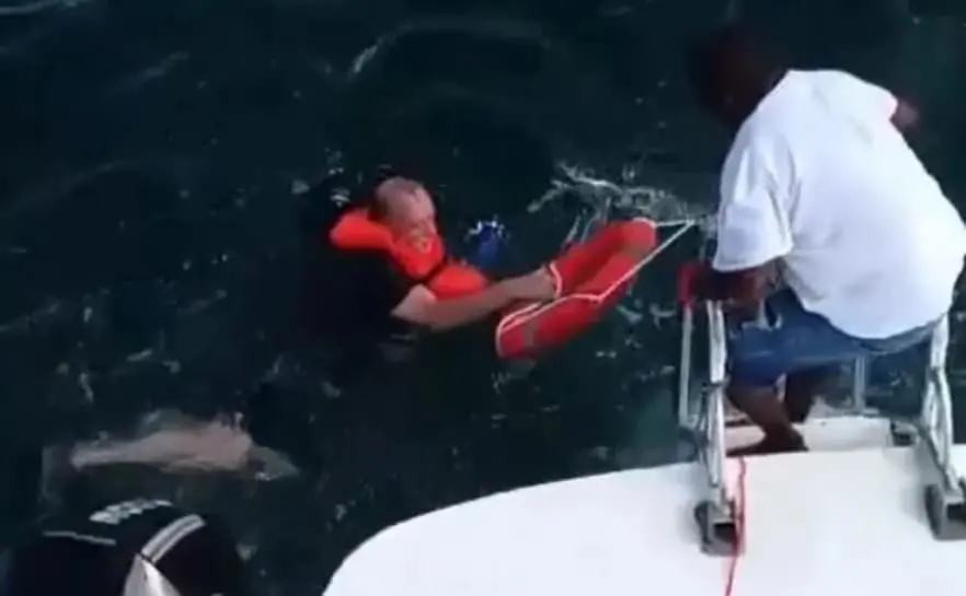 Ужас на излет: Потона катамаран, преполн со туристи (ВИДЕО)
