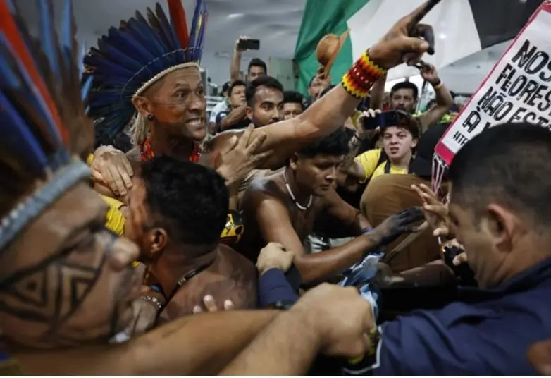 📷 НИЕ НЕ ЈАДЕМЕ ПАРИ, НЕ ГИ ДАВАМЕ НАШИТЕ ШУМИ! Домородци упаднаа на климатскиот самит во Бразил