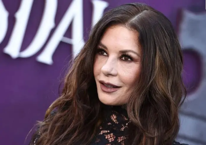 Фото: Актерка во мини фустан, никој не би и дал 56 години!!