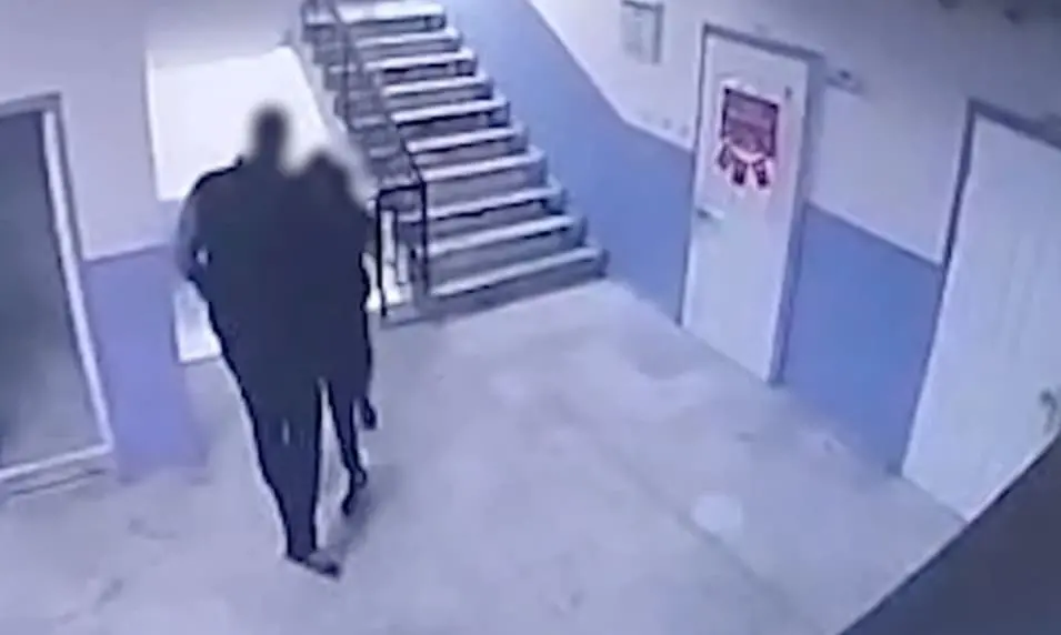 Скандал во Турција: Директор на училиште турна по скали дете со посебни потреби (ВИДЕО)