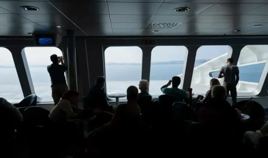 Хаос на траект: Екипажот направил грешка, децата врескаат