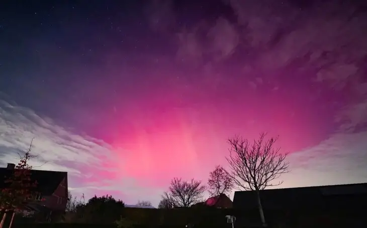 Розова поларна светлина на небото над северна Белгија и Холандија